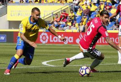 epa05924164 Las Palmas' forward Jese Rodriguez (L) in action against Alaves' French defender Theo Hernandez (R) during the Spanish Primera Division soccer match between UD Las Palmas and Deportivo Alaves in Las Palmas de Gran Canaria, Canary Islands, Spain, 23 April 2017.  EPA/ELVIRA URQUIJO A.