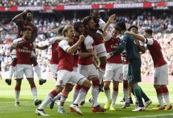 epa06128794 Arsenal's Olivier Giroud (C) celebrates with teammates after scoring the winning penalty during the FA Community Shield between Arsenal and Chelsea at Wembley Stadium in London, Britain, 06 August 2017.  EPA/WILL OLIVER