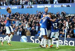 Everton players celebrate the second goal scored by Oumar Niasse