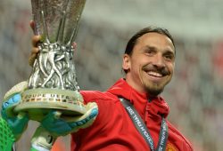 epa05987787 Manchester United's Zlatan Ibrahimovic celebrates with the trophy their win in the UEFA Europa League Final match against Ajax Amsterdam at the Friends Arena in Stockholm, Sweden, 24 May 2017.  EPA/PETER POWELL