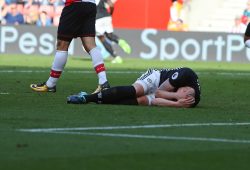 Football - 2017 / 2018 Premier League - Southampton vs. Manchester United ManU Phil Jones of Manchester United lies holding his head after a collision of heads at St Mary s Stadium Southampton COLORSPORT/SHAUN BOGGUST PUBLICATIONxNOTxINxUK