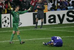 epa01353209 Manchester United goalkeeper Edwin van der Sar celebrates after the penalty of John Terry went wide during the UEFA Champions League final between Manchester United and FC Chelsea at the Luzhniki stadium in Moscow, Russia, 21 May 2008.  EPA/SERGEY DOLZHENKO NO MOBILE PHONE DEVICES