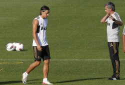 epa02919115 Real Madrid's Portuguese coach Jose Mourinho gives instructions to German Mesut Oezil (L) during the training session in Madrid, Spain, 16 September 2011, ahead of their next Spanish Liga BBVA league match against Levante on 18 September.  EPA/J.L. PINO