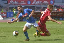 epa06237870 Napoli's forward Dries Mertens (L) is fouled by Cagliari's defender Filippo Romagna inside the penalty box during the Italian italian Serie A match soccer match between SSC Napoli and Cagliari Calcio at the San Paolo stadium in Naples, Italy, 01 October 2017.  EPA-EFE/CIRO FUSCO
