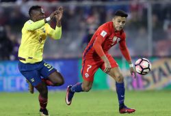 epa06247179 Alexis Sanchez (L) of Chile vies for a ball against Alex Ibarra (R) of Ecuador during the 2018 FIFA World Cup Conmebol qualification match between Chile and Ecuador at the Monumental Stadium in Santiago, Chile, 05 October 2017.  EPA-EFE/MARIO RUIZ