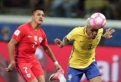 epa06257948 Dani Alves (R) of Brazil vies a ball with Alexis Sanchez (L) of Chile during the FIFA World Cup 2018 CONMEBOL qualifier match between Brazil and Chile at the Allianz Park in Sao Paulo, Brazil, 10 October 2017.  EPA-EFE/FERNANDO BIZERRA JR