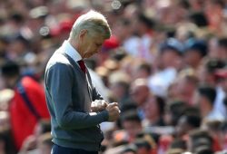 Arsene Wenger manager of Arsenal checks time