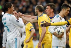 epa06662504 Real Madrid's Raphael Varane (L) argues with Juventus' Mario Mandzukic (2-R) and Giorgio Chiellini (3-R) after a UEFA Champions League quarter final, second leg soccer match between Real Madrid and Juventus FC at Santiago Bernabeu stadium in Madrid, Spain, 11 April 2018.  EPA-EFE/JUANJO MARTIN