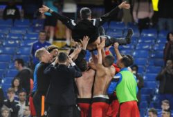 Bilder des Tages - SPORT Football - 2017 / 2018 Premier League - Chelsea vs. Huddersfield Town Huddersfield Manager, David Wagner, is thrown in the air by his players after surviving in the Premiership for next season at Stamford Bridge. COLORSPORT/ANDREW COWIE PUBLICATIONxNOTxINxUK