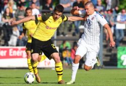 Donnerstag 17.05.2018, Saison 2017/2018, Freundschaftsspiel in der Herner Mondpalast-Arena, SC Westfalia Herne - BVB 09 Borussia Dortmund, Sokratis Papastathopoulos (BVB) gegen Erhan Duyar (SCW), v.l. *** Thursday 17 05 2018 Season 2017 2018 Friendly match at the Herner Mondpalast Arena SC Westfalia Herne BVB 09 Borussia Dortmund Sokratis Papastathopoulos BVB against Erhan Duyar SCW v l
