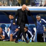 Pelaajat vaatimassa Argentiinan managerille potkuja kesken kisojen