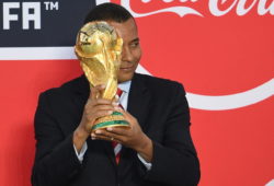 4.07601324 5512887 26.05.2018 Brazilian football player Gilberto Silva during the ceremony of welcoming of the World Cup Trophy as a part of Classics on Palace Square show held to mark the City Day in St. Petersburg. Vladimir Astapkovich / Sputnik 
IBL