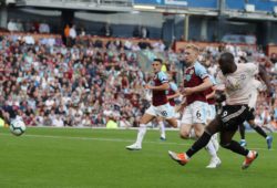 Football - 2018 / 2019 Premier League - Burnley vs. Manchester United ManU Romelu Lukaku of Manchester United shoots at goal at Turf Moor. COLORSPORT/PAUL GREENWOOD PUBLICATIONxNOTxINxUK