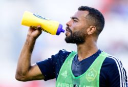 TORONTO, ON - SEPTEMBER 15: Ashley Cole (3) of LA Galaxy hydrates before the MLS Fussball Herren USA regular season match between Toronto FC and LA Galaxy on September 15, 2018, at BMO Field in Toronto, ON, Canada. (Photograph by Julian Avram/Icon Sportswire) SOCCER: SEP 15 MLS - LA Galaxy at Toronto FC PUBLICATIONxINxGERxSUIxAUTxHUNxRUSxSWExNORxDENxONLY Icon1809150085