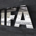 FIFA-pomo kehottaa Euroopan huippusarjoja päättämään kautensa – antoi samalla arvion siitä, milloin jalkapalloa seuraavaksi pelataan