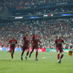 Liverpoolin maalivahti loukkaantui joukkueen kannattajan takia – ”Liukastui ja potkaisi häntä nilkkaan”