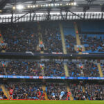 Manchester Cityllä rutkasti tyhjiä penkkejä – Guardiola vetosi kannattajiin: ”Toivottavasti fanimme saapuvat paikalle”