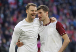 FC Bayern - Augsburg Manuel Neuer und Thomas Müller amüsieren sich nach Spielende München Bayern Deutschland Allianz Arena *** FC Bayern Augsburg Manuel Neuer and Thomas Müller enjoying themselves after the end of the game Munich Bayern Deutschland Allianz Arena