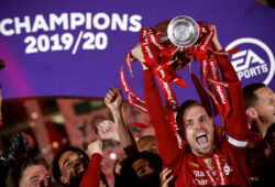 epa08561542 Liverpool's Jordan Henderson lifts the Premier League trophy following the English Premier League soccer match between Liverpool FC and Chelsea FC in Liverpool, Britain, 22 July 2020.  EPA-EFE/Phil Noble/NMC/Pool EDITORIAL USE ONLY. No use with unauthorized audio, video, data, fixture lists, club/league logos or 'live' services. Online in-match use limited to 120 images, no video emulation. No use in betting, games or single club/league/player publications.