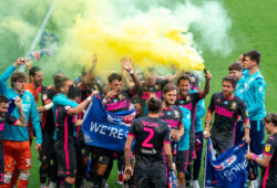 Leeds United players celebrate with a yellow flare during the Sky Bet Championship match between Derby County and Leeds United at the Ipro Stadium, Derby, England. Football Stadiums around remain empty due to the Covid-19 Pandemic as Government social distancing laws prohibit supporters inside venues resulting in all fixtures being played behind closed doors until further notice on 19 July 2020. PUBLICATIONxNOTxINxUK Copyright: xAndyxRowlandx PMI-3540-0033