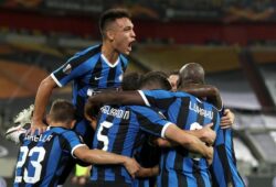 epa08609707 Lautaro Martinez of Inter (up) celebrates with teammates after Danilo D?Ambrosio scored the 2-0 during the UEFA Europa League semi final match between Inter Milan and Shakhtar Donetsk in Duesseldorf, Germany, 17 August 2020.  EPA-EFE/LARS BARON / POOL