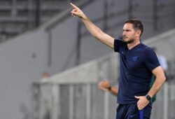 epa08592351 Chelsea's head coach Frank Lampard gives advise during the UEFA Champions League Round of 16 second leg match between Bayern Munich and Chelsea FC in Munich, Germany, 08 August 2020.  EPA-EFE/PHILIPP GUELLAND