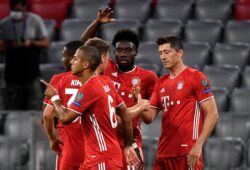 epaselect epa08592336 Bayern's Robert Lewandowski (R) celebrates scoring the opening goal from the penalty spot with teammates during the UEFA Champions League Round of 16 second leg match between Bayern Munich and Chelsea FC in Munich, Germany, 08 August 2020.  EPA-EFE/PHILIPP GUELLAND