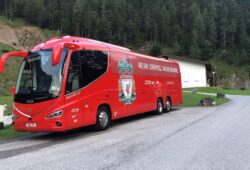 15.08.2020 Saalfelden am steinernen Meer, Austria Der FC Liverpool ist im Trainingslager in Saalfelden angekommen. Das Training findet unter Ausschluss der Öffentlichkeit statt. Bild zeigt den Mannschaftsbus des FC Liverpool HANDYFOTO emspor, DFL regulations prohibit any use of photographs as image sequences and/or quasi-video *** 15 08 2020 Saalfelden am steinernen Meer, Austria Liverpool FC has arrived at the training camp in Saalfelden The training takes place in camera The training takes place in camera Picture shows the team bus of Liverpool FC HANDYFOTO emspor, DFL regulations prohibit any use of photographs as image sequences and or quasi video