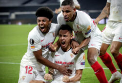 epa08598168 Sevilla's Lucas Ocampos (C) celebrates with his teammates after scoring the 1-0 lead during the UEFA Europa League quarter final soccer match between Wolverhampton Wanderers and Sevilla FC in Duisburg, Germany 11 August 2020.  EPA-EFE/Friedemann Vogel / POOL