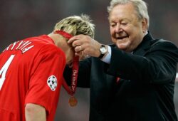 UEFA Präsident Lennart Johansson re., Schweden hängt Sami Hyypiä Liverpool die CL Goldmedaille um - PUBLICATIONxINxGERxONLY