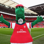 Hieno ele! Arsenalin palkkakuningas Mesut Özil pelastamassa potkut saaneen Gunnersauruksen työpaikan